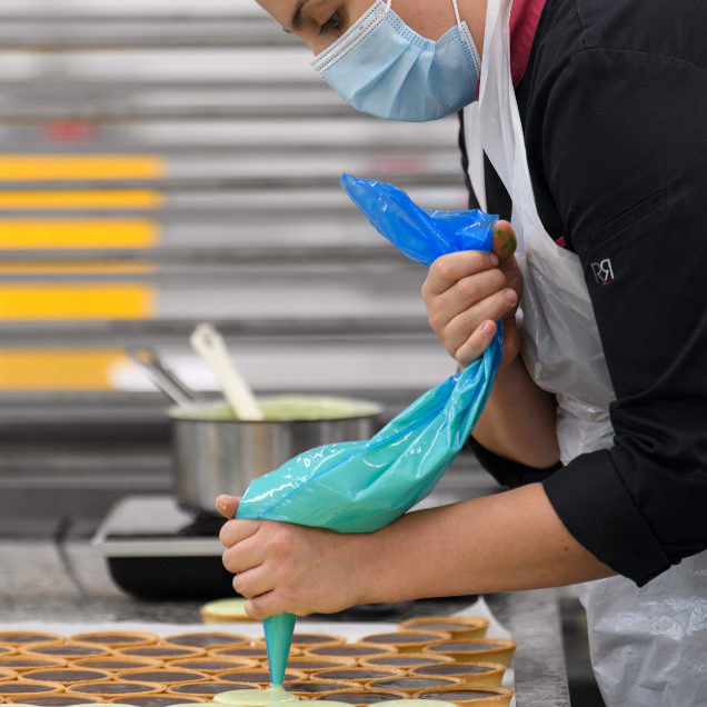 photo d'une pâtissière au travail